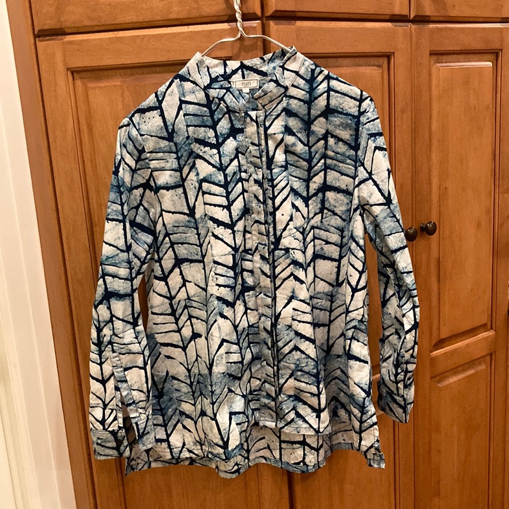 Zuri Batik cotton Shirt made in Ghana Small (8-10). Blue and white.